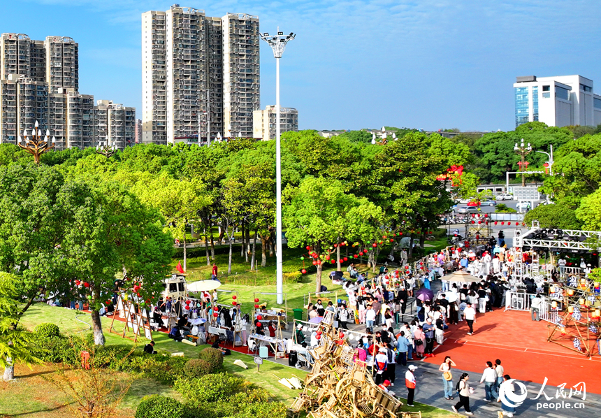 南昌县“昌南之秋 湖畔市集”活动现场，许多游客纷至沓来。人民网 朱海鹏摄