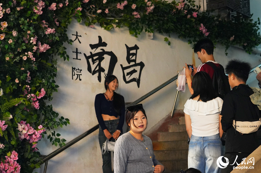 10月3日，南昌市东湖区大士院街区，众多市民和游客前来打卡游玩。人民网记者 毛思远摄