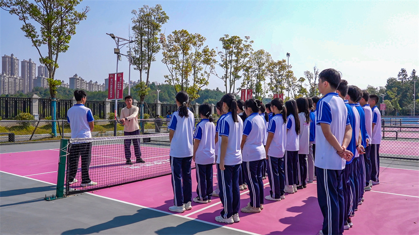 操场上，老师正在给学生们讲授匹克球规则。人民网 涂诗轩摄