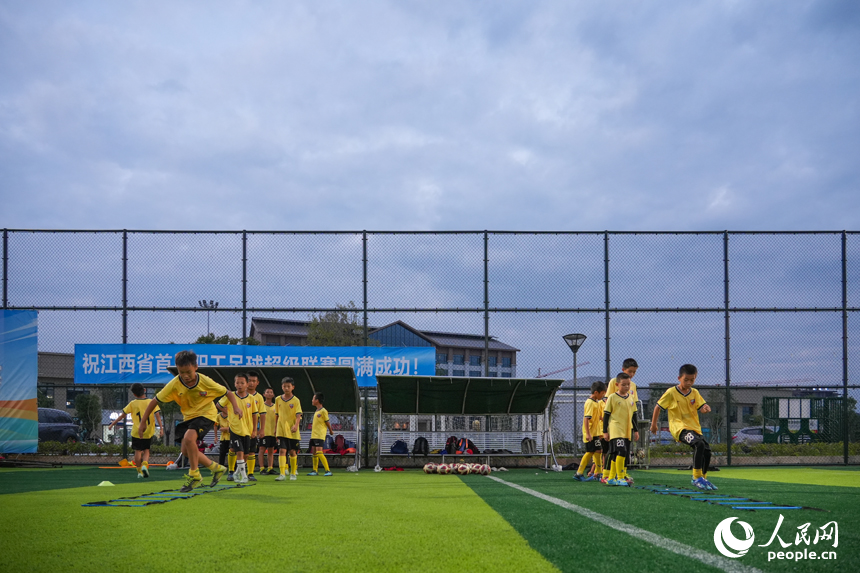 学生们在足球场上练习步伐。人民网 涂诗轩摄