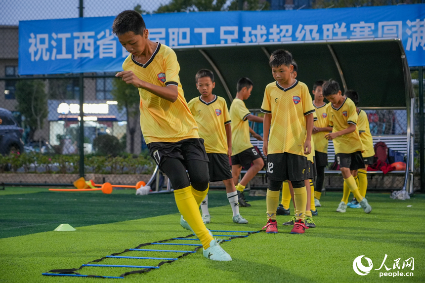 学生们在足球场上练习步伐。人民网 涂诗轩摄