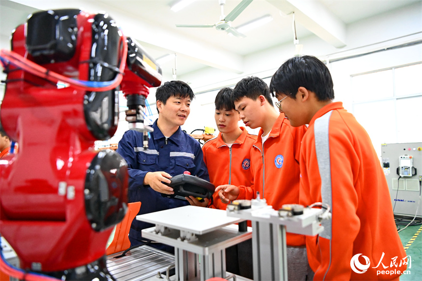 抚州市东乡区高级技工学校的学生在练习智能机械臂编程和操作技术。人民网 朱海鹏摄