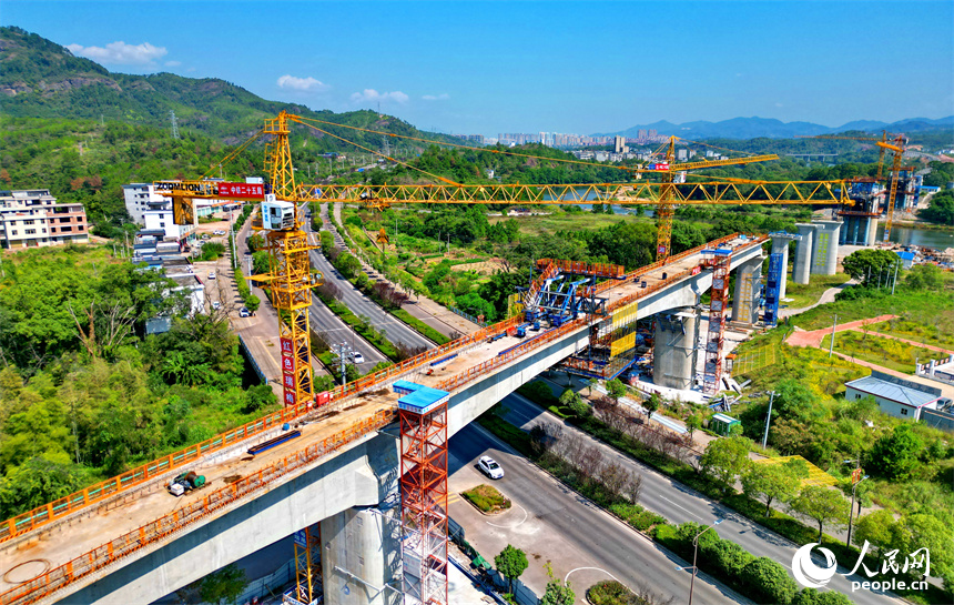 赣州市会昌县麻州镇九州村，瑞梅铁路湘水特大桥建设工地塔吊林立，工人在加紧建设连续梁。人民网 朱海鹏摄