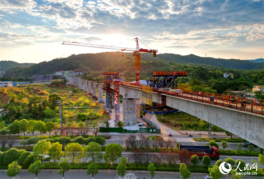 赣州市会昌县麻州镇九州村，瑞梅铁路湘水特大桥建设工地塔吊林立，工人在加紧建设连续梁。人民网 朱海鹏摄