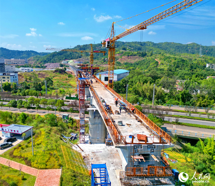 赣州市会昌县麻州镇九州村，瑞梅铁路湘水特大桥建设工地塔吊林立，工人在加紧建设连续梁。人民网 朱海鹏摄