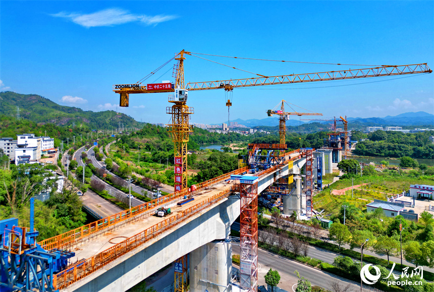 赣州市会昌县麻州镇九州村，瑞梅铁路湘水特大桥建设工地塔吊林立，工人在加紧建设连续梁。人民网 朱海鹏摄