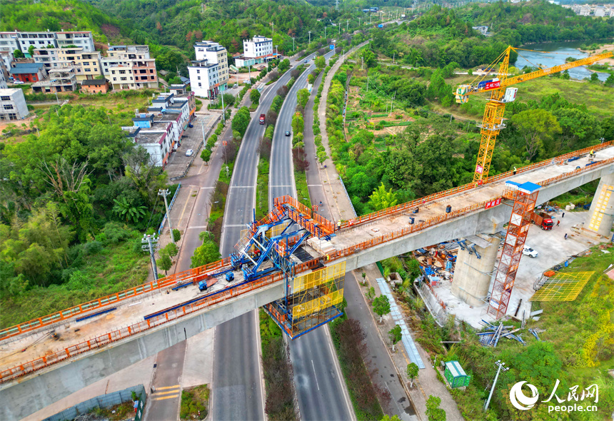 赣州市会昌县麻州镇九州村，瑞梅铁路湘水特大桥建设工地塔吊林立，工人在加紧建设连续梁。人民网 朱海鹏摄