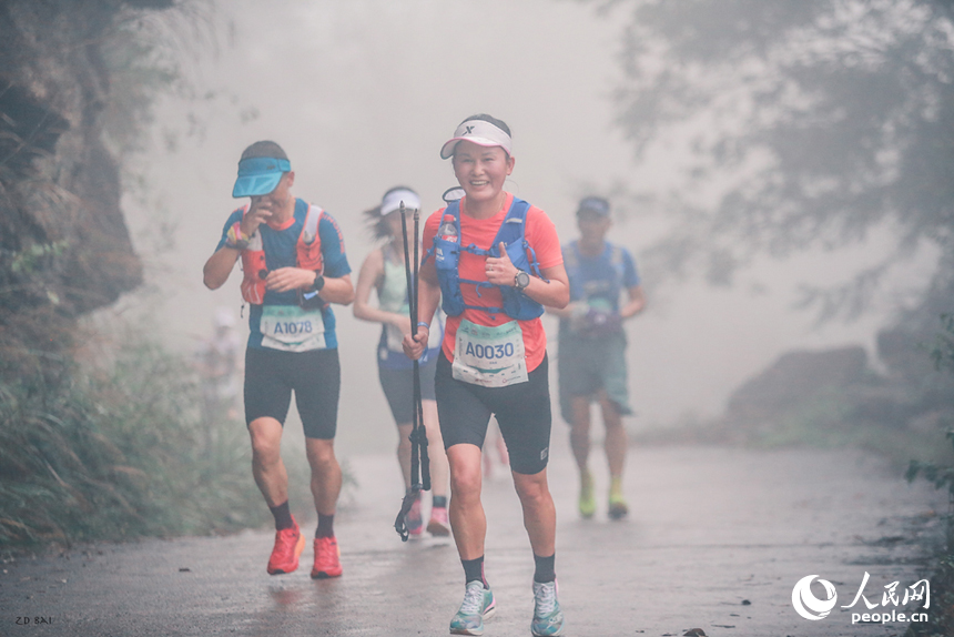 选手们尽情奔跑，享受越野带来的乐趣。人民网记者 时雨摄