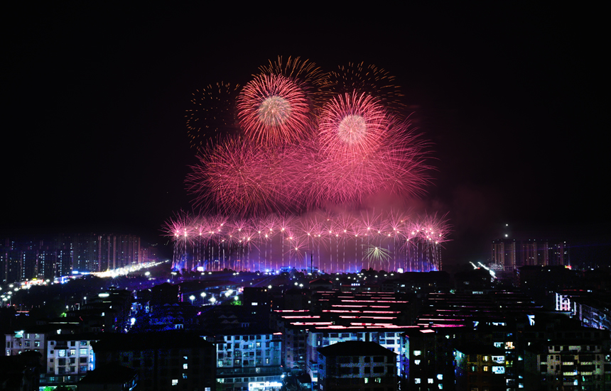 江西万载第五届国际花炮文化节开幕式烟花燃放现场。邓龙华摄