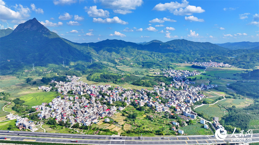 俯瞰吉安市遂川县巾石乡巾石村高速公路沿线的美丽乡村。人民网 朱海鹏摄