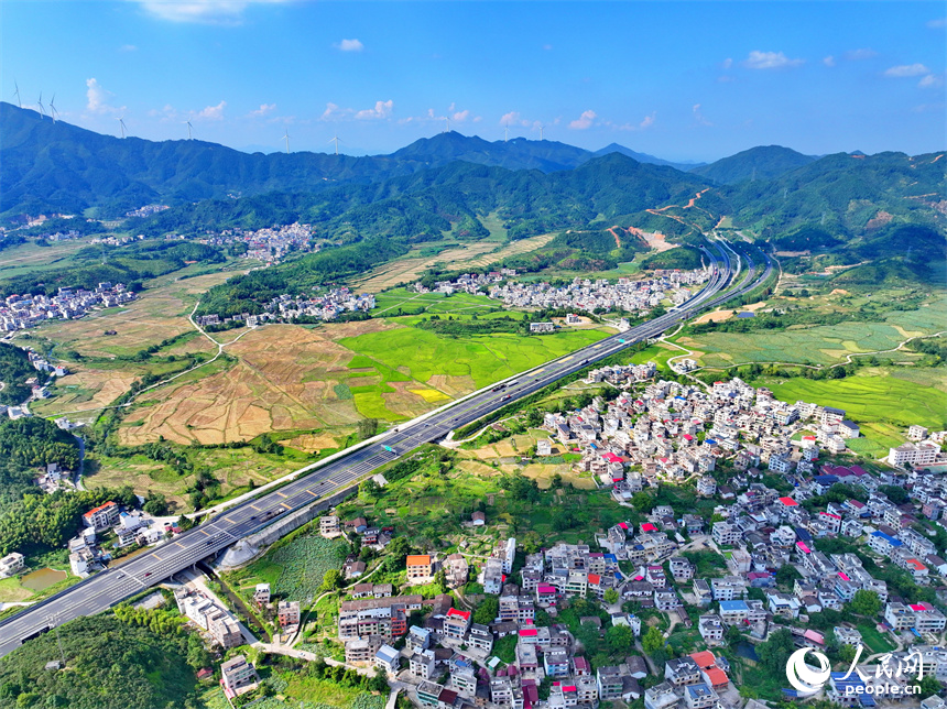 俯瞰吉安市遂川县巾石乡巾石村高速公路沿线的美丽乡村。人民网 朱海鹏摄