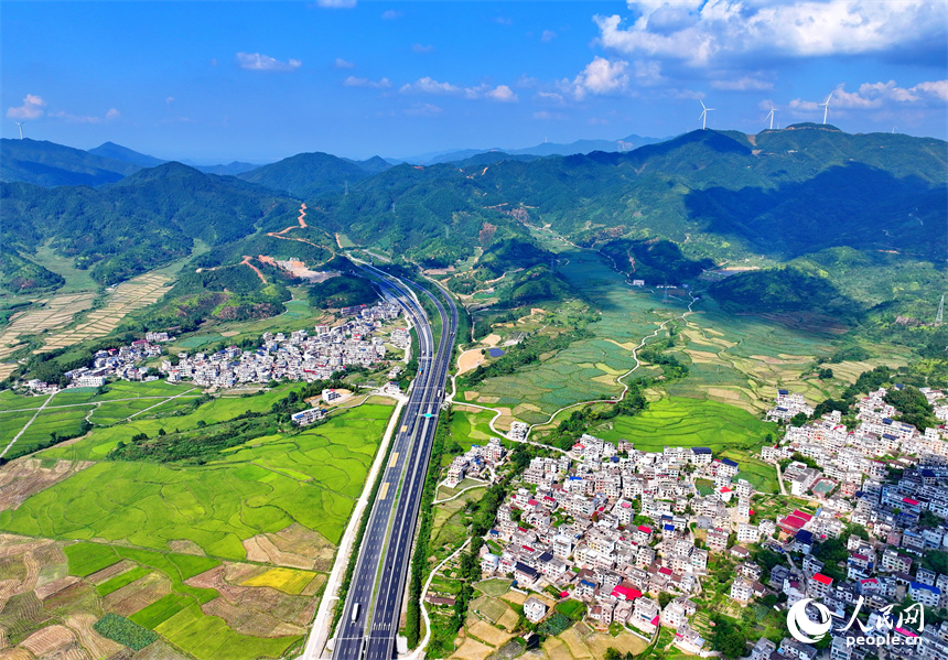 俯瞰吉安市遂川县巾石乡巾石村高速公路沿线的美丽乡村。人民网 朱海鹏摄