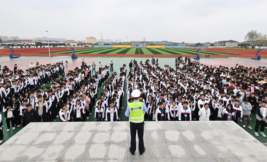 金溪县中等职业学校，当地交通警察利用国旗下讲话的时间，向学生们宣讲交通安全知识。邓兴东摄