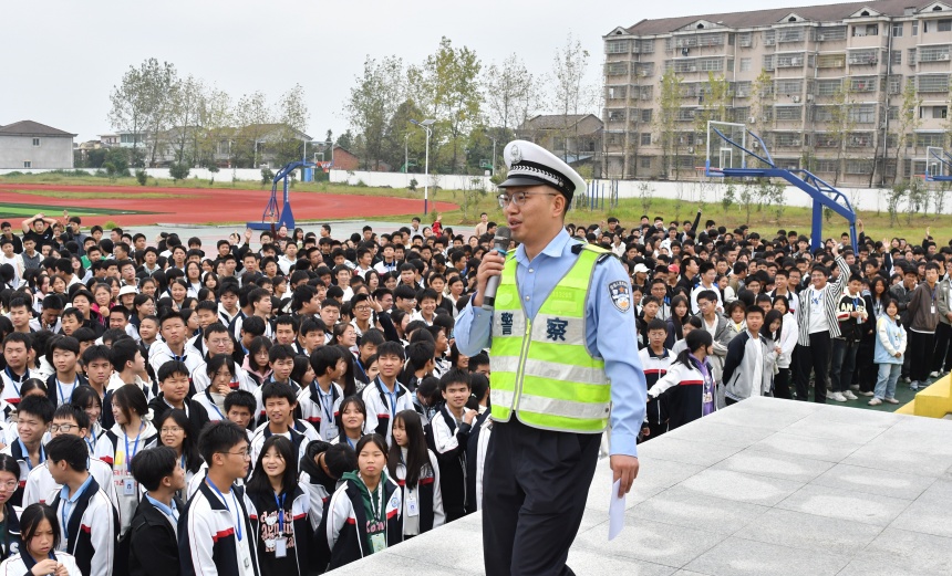 金溪县中等职业学校，当地交通警察利用国旗下讲话的时间，向学生们宣讲交通安全知识。邓兴东摄