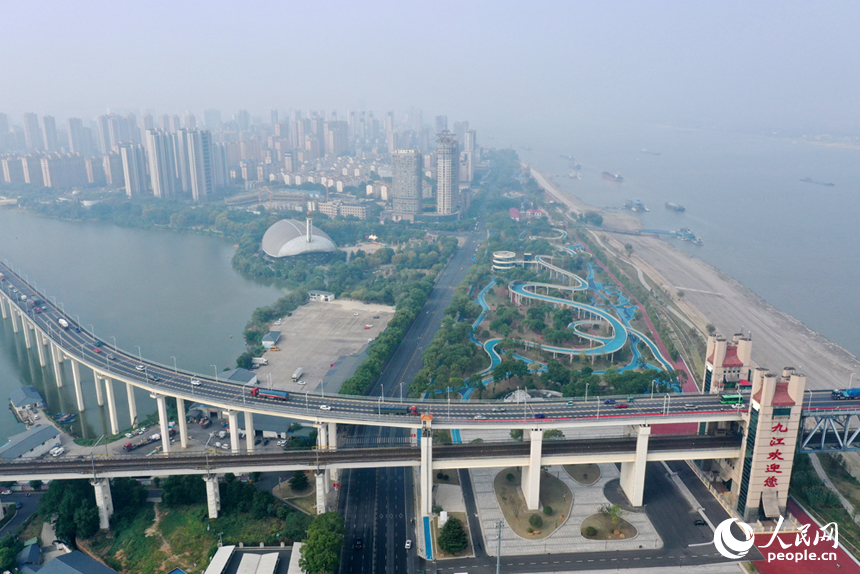 航拍鏡頭下，九江長江國家文化公園在晚秋時節依舊綠意盎然。人民網記者 時雨攝