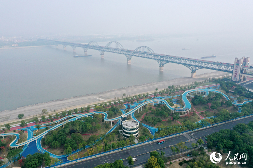 航拍鏡頭下，九江長江國家文化公園在晚秋時節依舊綠意盎然。人民網記者 時雨攝