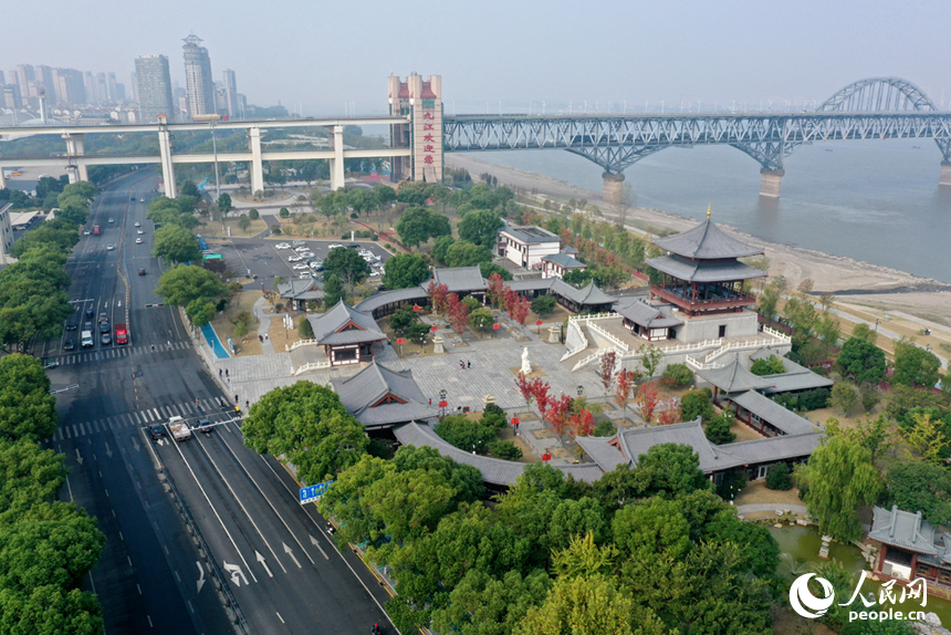 航拍鏡頭下，九江長江國家文化公園在晚秋時節依舊綠意盎然。人民網記者 時雨攝