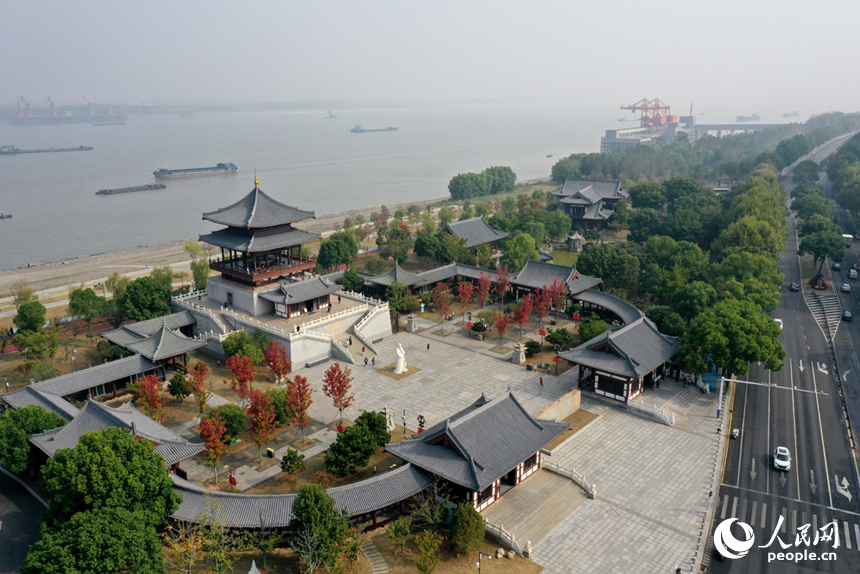 航拍鏡頭下，九江長江國家文化公園在晚秋時節依舊綠意盎然。人民網記者 時雨攝