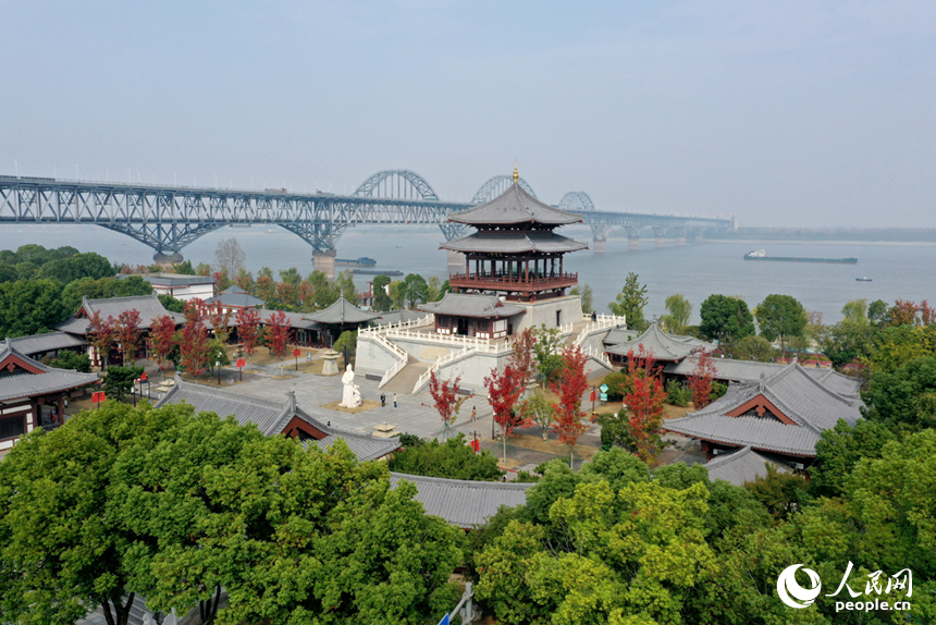 航拍鏡頭下，九江長江國家文化公園在晚秋時節依舊綠意盎然。人民網記者 時雨攝