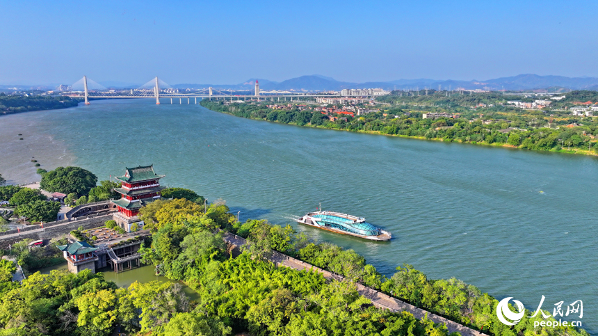 赣州市三江口，八镜台巍峨屹立，河流与沿岸建筑、绿植等相映成趣。人民网 朱海鹏摄