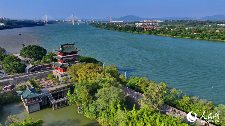 贛州市三江口，八鏡台巍峨屹立，河流與沿岸建筑、綠植等相映成趣。人民網 朱海鵬攝