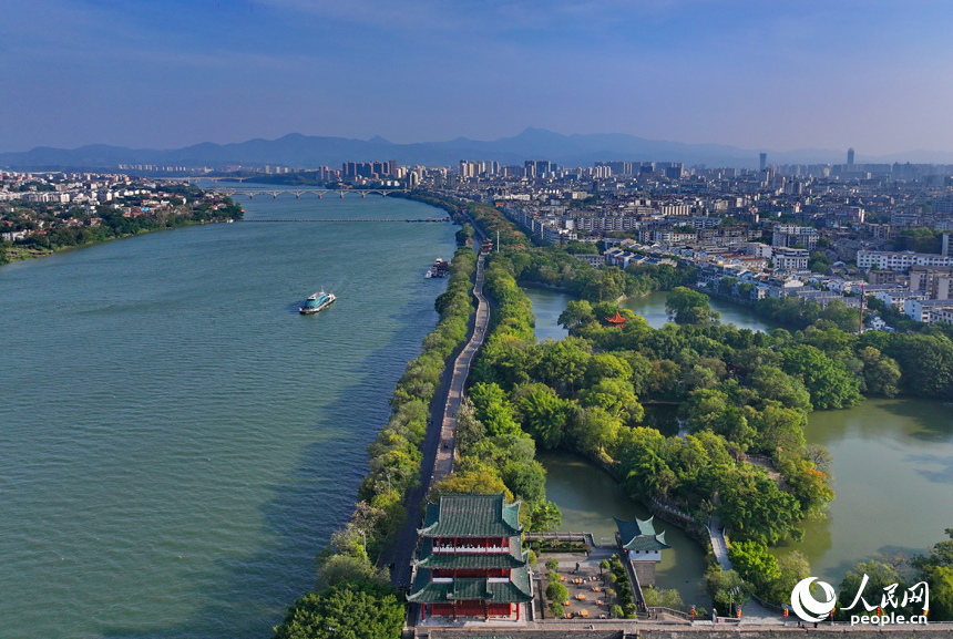 贛州市三江口，八鏡台巍峨屹立，河流與沿岸建筑、綠植等相映成趣。人民網 朱海鵬攝