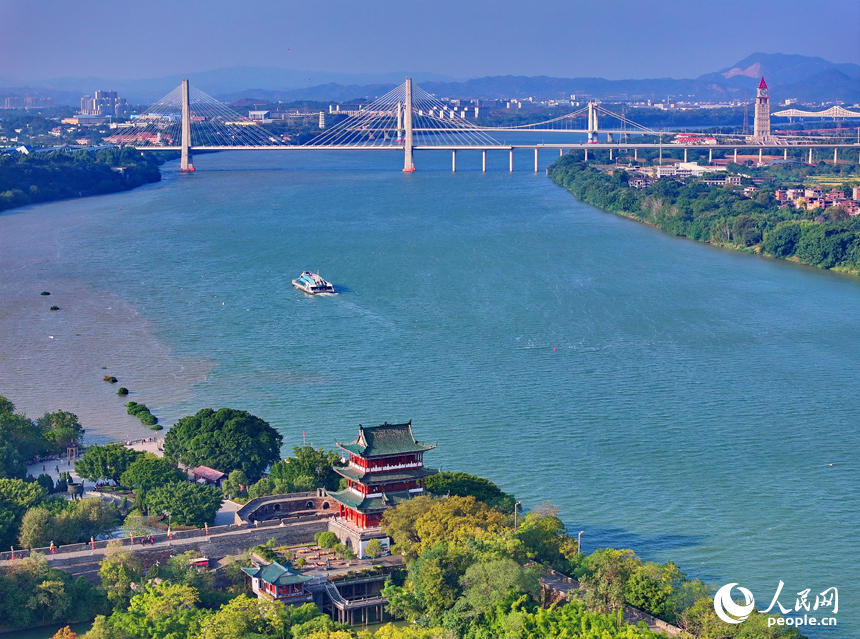 贛州市三江口，八鏡台巍峨屹立，河流與沿岸建筑、綠植等相映成趣。人民網 朱海鵬攝