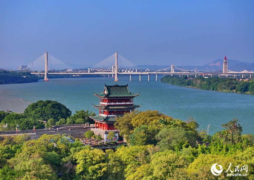 贛州市三江口，八鏡台巍峨屹立，河流與沿岸建筑、綠植等相映成趣。人民網 朱海鵬攝