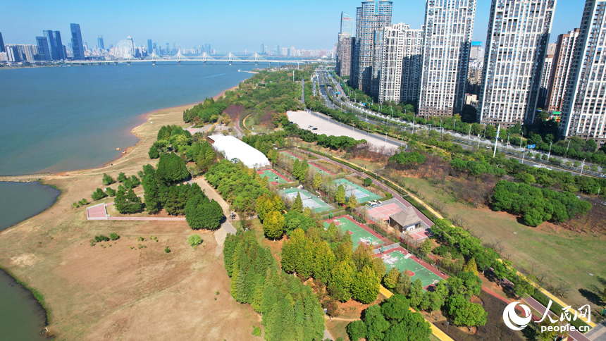 近日，南昌市赣江两岸秋色宜人，与蓝天和城市楼群相映成景。人民网记者 毛思远摄