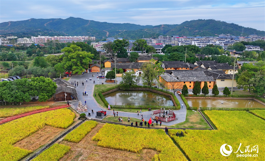 瑞金市紅井景區，許多游客在參觀“紅井”，接受愛國主義和革命傳統教育。人民網 朱海鵬攝