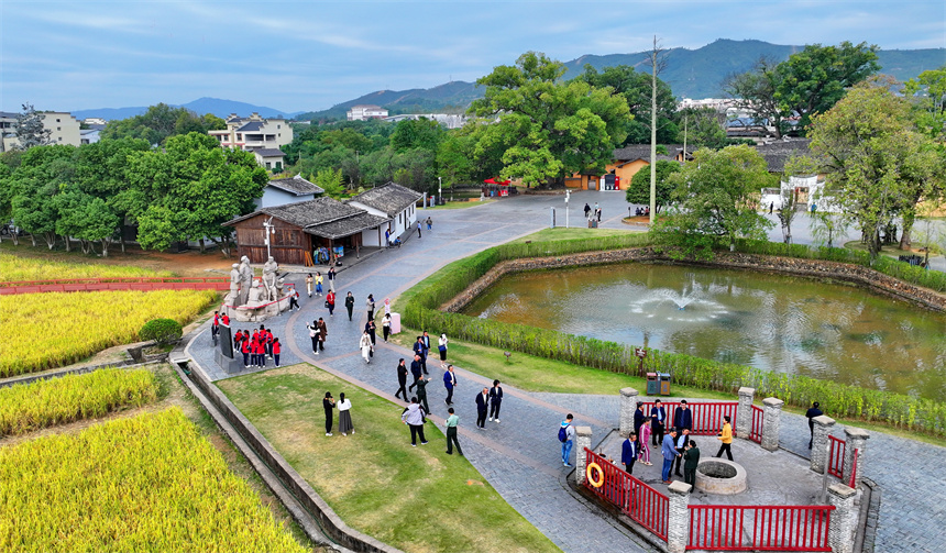 瑞金市红井景区，许多游客在参观“红井”，接受爱国主义和革命传统教育。人民网 朱海鹏摄