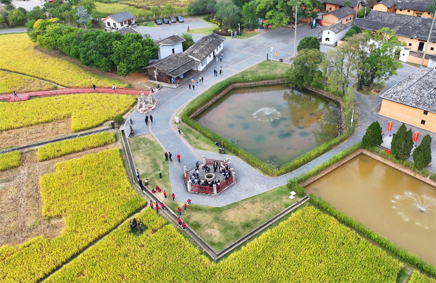 瑞金市红井景区，许多游客在参观“红井”，接受爱国主义和革命传统教育。人民网 朱海鹏摄