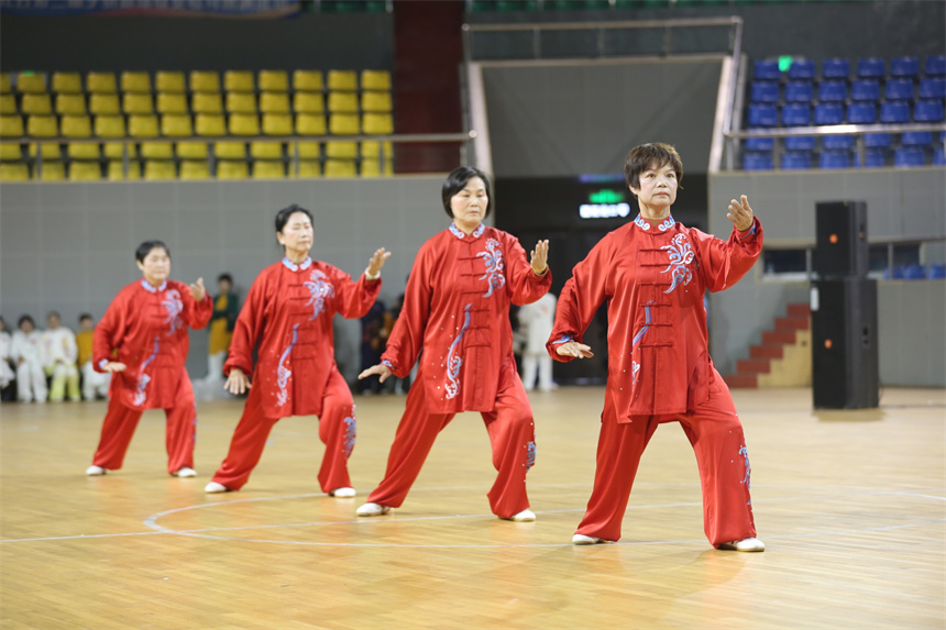 参赛选手们齐聚一堂，开展八法五步 、24式太极拳两个项目的大比拼。贺治斌摄