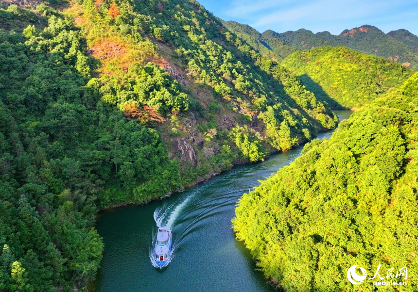 赣州市安远县东风湖，山清水秀、波光粼粼，游客乘船畅游其中。人民网 朱海鹏摄