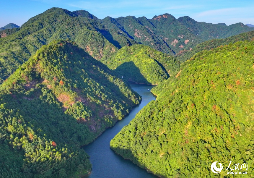 赣州市安远县东风湖，山清水秀、波光粼粼，游客乘船畅游其中。人民网 朱海鹏摄