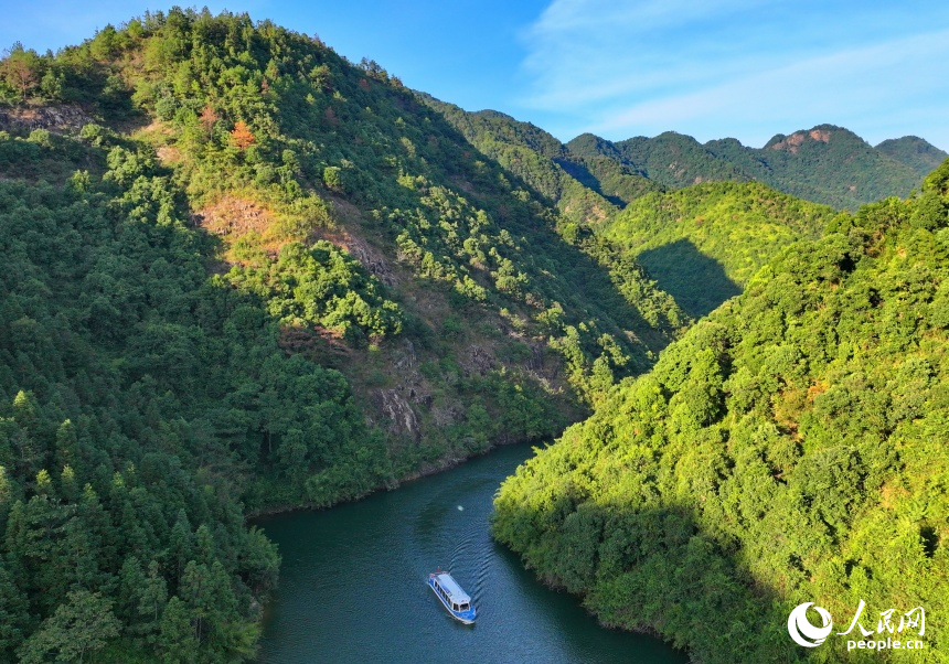 赣州市安远县东风湖，山清水秀、波光粼粼，游客乘船畅游其中。人民网 朱海鹏摄