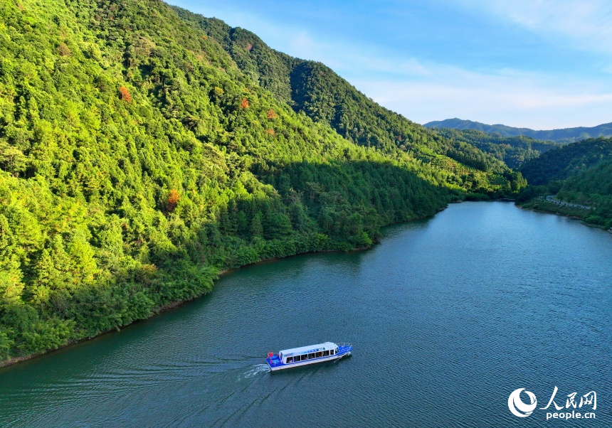 贛州市安遠縣東風湖，山清水秀、波光粼粼，游客乘船暢游其中。人民網 朱海鵬攝