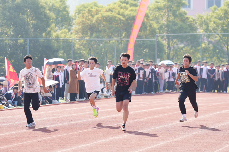 學生在秋季運動會上參加100米比賽。陳旗海攝