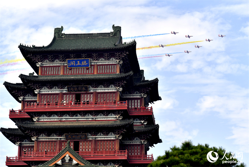 中外飞行表演队在江西南昌赣江区域进行“飞越滕王阁”城市飞行表演。人民网记者 时雨摄