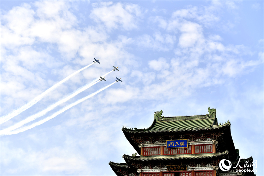 中外飞行表演队在江西南昌赣江区域进行“飞越滕王阁”城市飞行表演。人民网记者 时雨摄