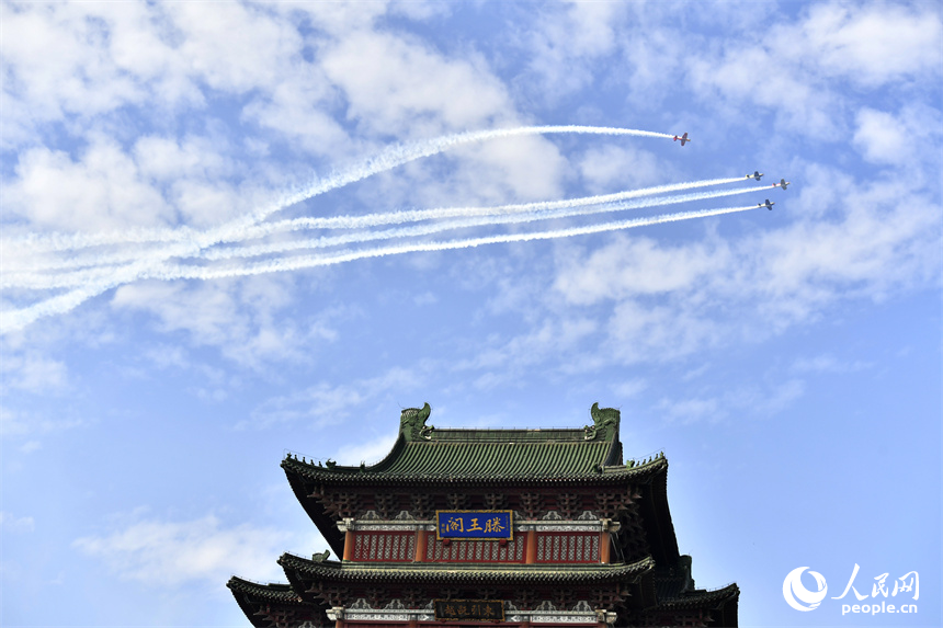 中外飞行表演队在江西南昌赣江区域进行“飞越滕王阁”城市飞行表演。人民网记者 时雨摄