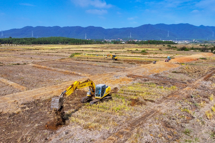 吉水县八都镇高标准农田项目建设现场，施工人员正在操作各种大型机械，精心施工。廖敏摄