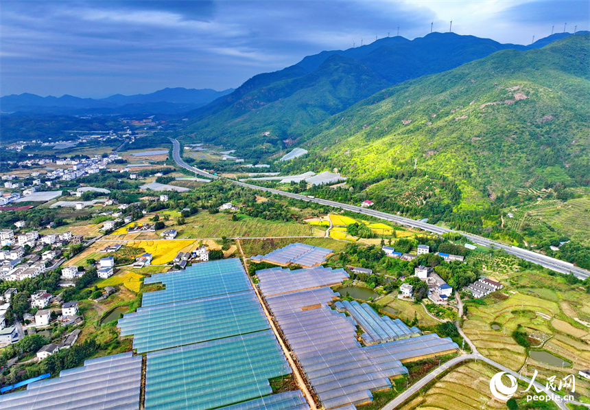 赣州市安远县凤山乡，阡陌纵横、房屋错落，与青山绿树交相辉映，处处色彩斑斓风景宜人。人民网 朱海鹏摄