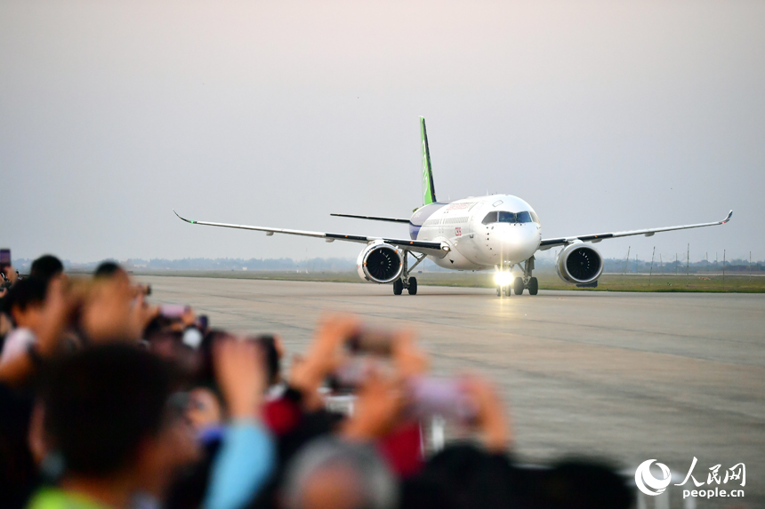 C919飞机滑过观众位，让大家近距离观赏国产大飞机。人民网记者 时雨摄