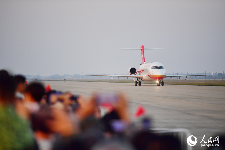 ARJ21飛機滑過觀眾位。人民網記者 時雨攝