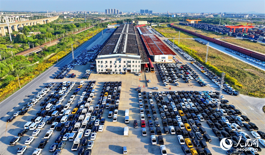 南昌國際陸港商品汽車貨運車間，大批新出廠的商品汽車排起長隊搭乘火車銷售至世界各地。人民網 朱海鵬攝