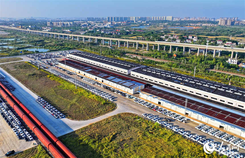 南昌國際陸港商品汽車貨運車間，大批新出廠的商品汽車排起長隊搭乘火車銷售至世界各地。人民網 朱海鵬攝