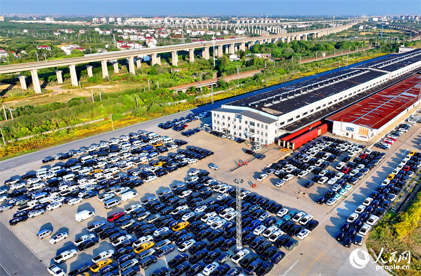 南昌國際陸港商品汽車貨運車間，大批新出廠的商品汽車排起長隊搭乘火車銷售至世界各地。人民網 朱海鵬攝