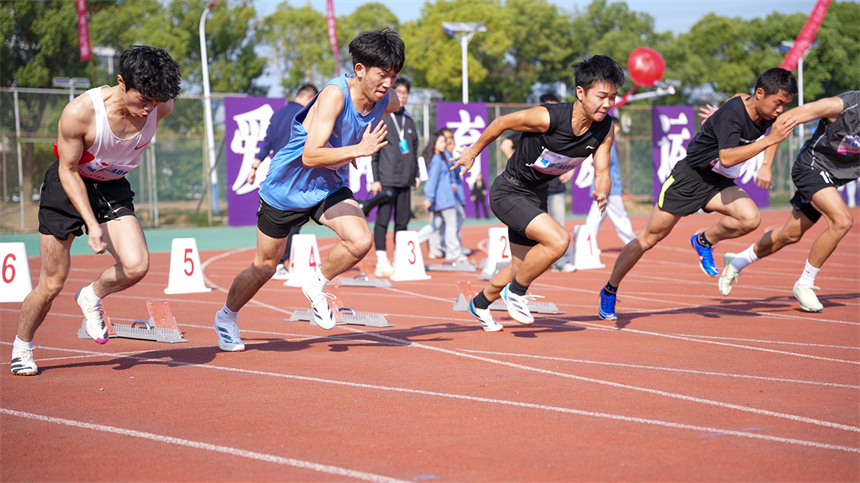 運動員在跑步比賽中。何強江攝