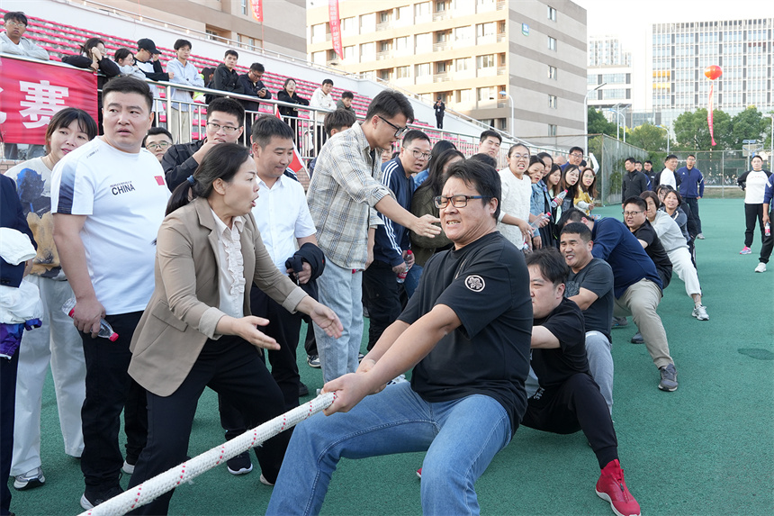 拔河比賽現場氣氛熱烈。何強江攝